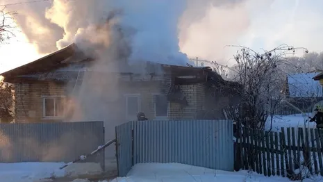 Во Владимирской области 18 спасателей съехались к горящему частному дому