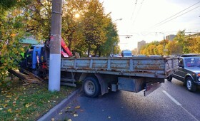 Во Владимире манипулятор переехал через поребрик и улетел на газон