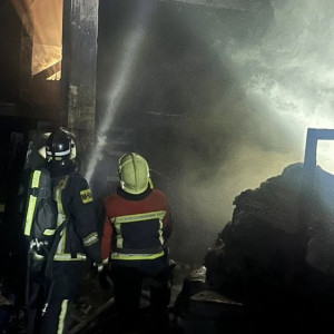 Во владимирском микрорайоне Юрьевец мощный пожар охватил гаражи