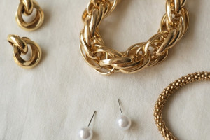 В Вязниках «гадалка» развела 23-летнюю девушку на золотые украшения