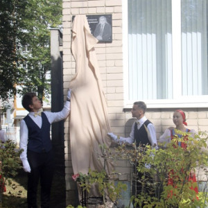 В Радужном у Детской школы искусств открыли памятную доску бывшему директору