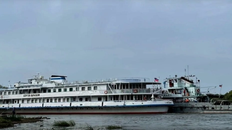 Следовавший из Мурома круизный теплоход получил пробоину: пассажиров эвакуировали