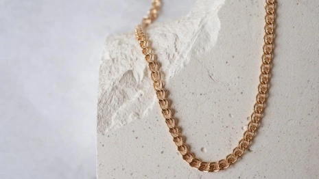 В Камешково мужчина сорвал золотую цепочку с шеи ребенка