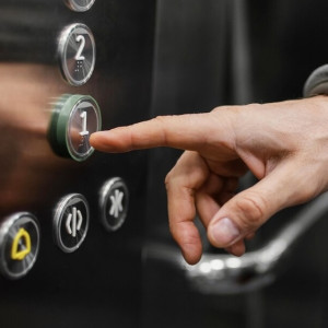 Во Владимирской области из 500 лифтов в многоэтажках обновили только 208