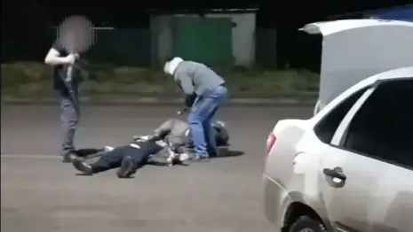 В Муроме посетитель ночного клуба жестоко избил мужчину кулаками и битой