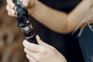 Владимирский губернатор поддержал запрет на продажу вейпов