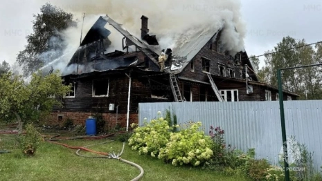 В поселке под Гусь-Хрустальным деревянный дом загорелся из-за аварийной работы холодильника