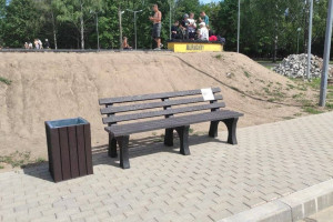 Во Владимире поставили антивандальные скамейки из переработанного пластика