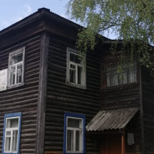 В Красной Горбатке семью с ребенком поселили в ветхий дом