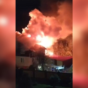 Мощный пожар охватил частный дом во Владимире