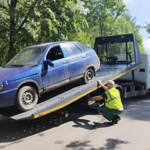 Во Владимире брошенные машины с улицы Безыменского увезли на стоянку для автохлама