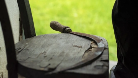 Жителя Коврова будут судить за истязание приятеля серпом