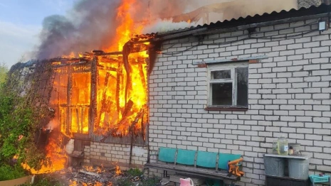 В Струнино 8 спасателей потушили пожар в частном доме