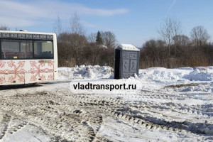 Во Владимире автобусный перевозчик за свой счет почистил остановку