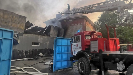 При тушении полыхающего ритуального бюро в Гусь-Хрустальном пострадал пожарный