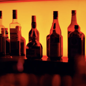 Во владимирском баре мужчина угрожал ножом 21-летней девушке