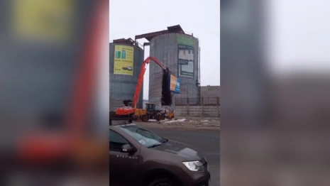 Во Владимире начали сносить башни на месте бывшего тракторного завода