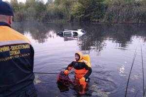 В центре Суздаля машина утонула в Каменке