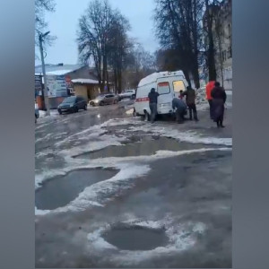 В Коврове машина скорой помощи с пациентом застряла во дворе