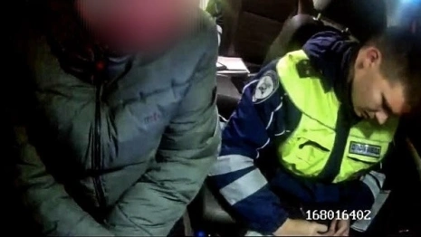 Выпивший 12 бутылок пива водитель из Меленок пытался дать взятку сотруднику ДПС