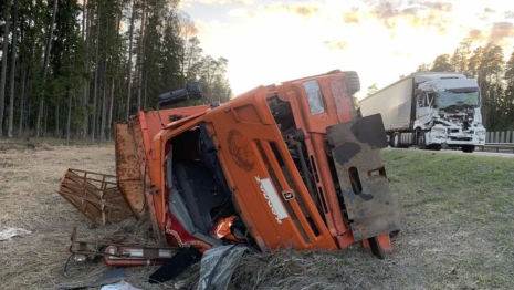 Во Владимирской области КамАЗ разворотило после аварии