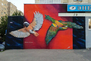 Краснокнижные птицы украсили стену во Владимире