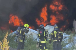 В Коврове мощный пожар охватил производство акриловых ванн