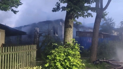 Во Владимирской области ночной пожар охватил сразу два дома