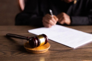 Во Владимирской области экс-чиновницу отправили под суд за присвоение муниципальной трешки