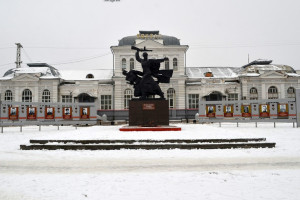 В Александрове у вокзала вырубили ели