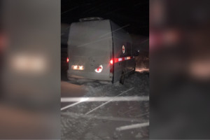 Во Владимире в снегу застряла спешившая на вызов к ребенку скорая