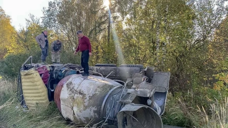 На М-7 в Камешковском районе перевернулась бетономешалка