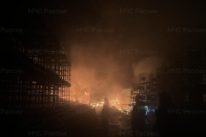 В Петушках мощный пожар охватил склад