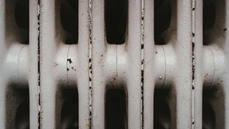 Во Владимирской области мужчина решил погреться между трубами и застрял