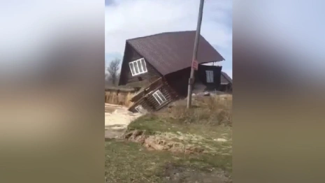 История о рухнувшем в Оку доме дошла до владимирского губернатора