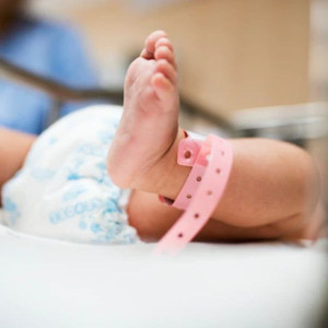 Владимирцам предложили выбрать наполнение подарочных наборов для новорожденных