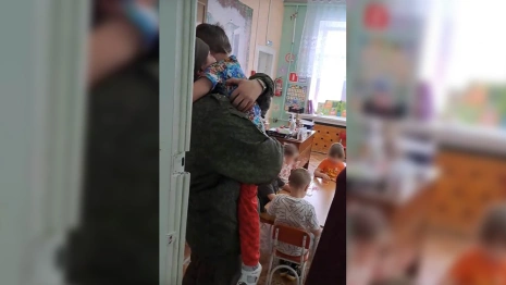 Трогательную встречу владимирского бойца СВО с сыном в детсаду сняли на видео