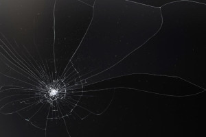 Во Владимире на автовокзале разбили стекло входной двери