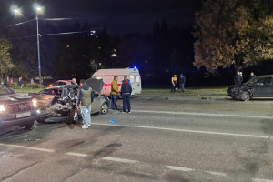 Во Владимире BMW снес две машины и сбил пешехода