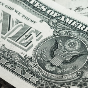 Курс доллара впервые с 7 апреля превысил 83 рубля 