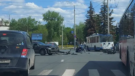 В центре Владимира мотоциклист влетел в иномарку