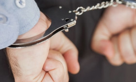 В Коврове задержанный полицией мужчина застрял в наручниках