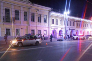 В центре Владимира столкнулись мотоцикл и машина Росгвардии