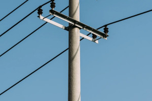 На трассе М-12 во Владимирской области водитель влетел в опору ЛЭП