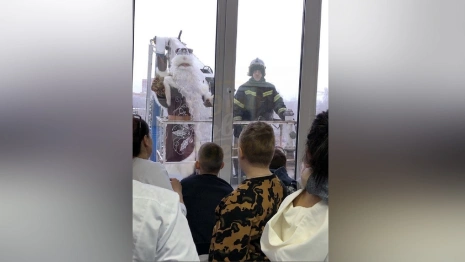 В Коврове Дед Мороз поднялся к маленьким пациентам на автовышке