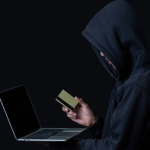 Житель Удмуртии случайно стал участником мошеннической схемы с мужчиной из Коврова