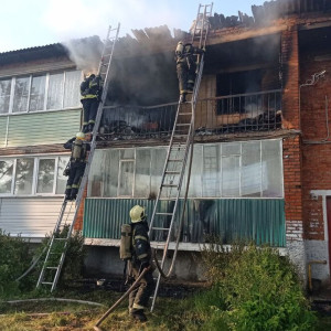Под Владимиром из-за мощного пожара из дома эвакуировали 51 человека