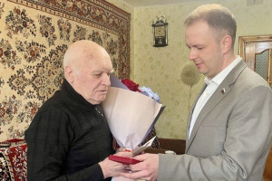 Депутат Госдумы вручил медаль узнику концлагеря из Владимира