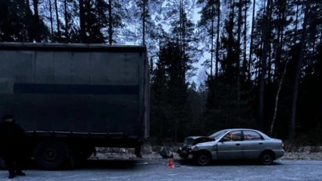 Под Камешково иномарка влетела в автопоезд: трое человек пострадали