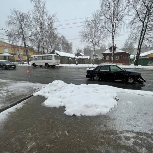 В Коврове перебегавшая на «красный» женщина попала под машину